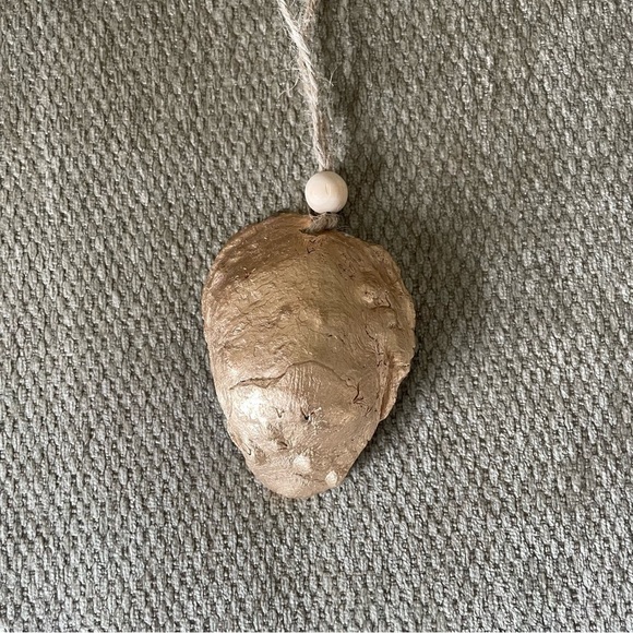 Monogramed Oyster Shell Ornament / Wine Bottle Topper - Picture 3 of 3